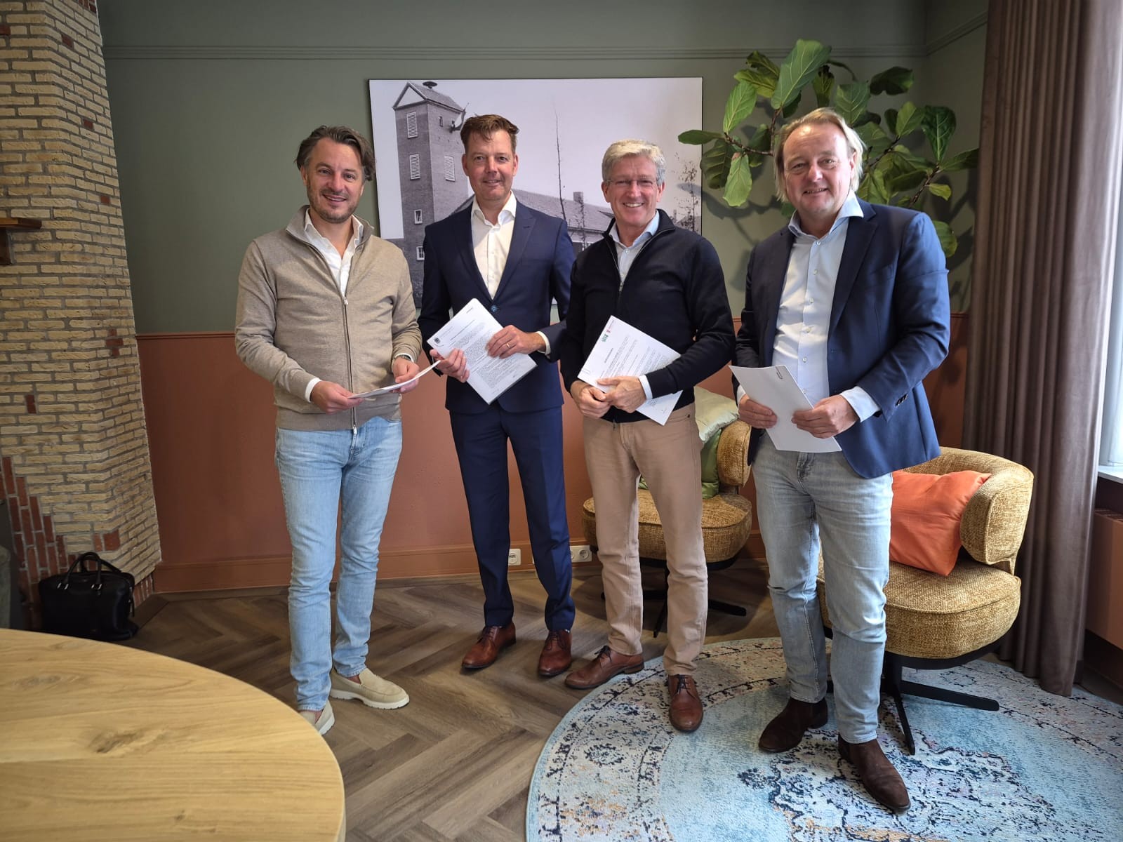 Diverse partijen tekenen overeenkomsten voor woningen aan de Willibrordusstraat in Casteren